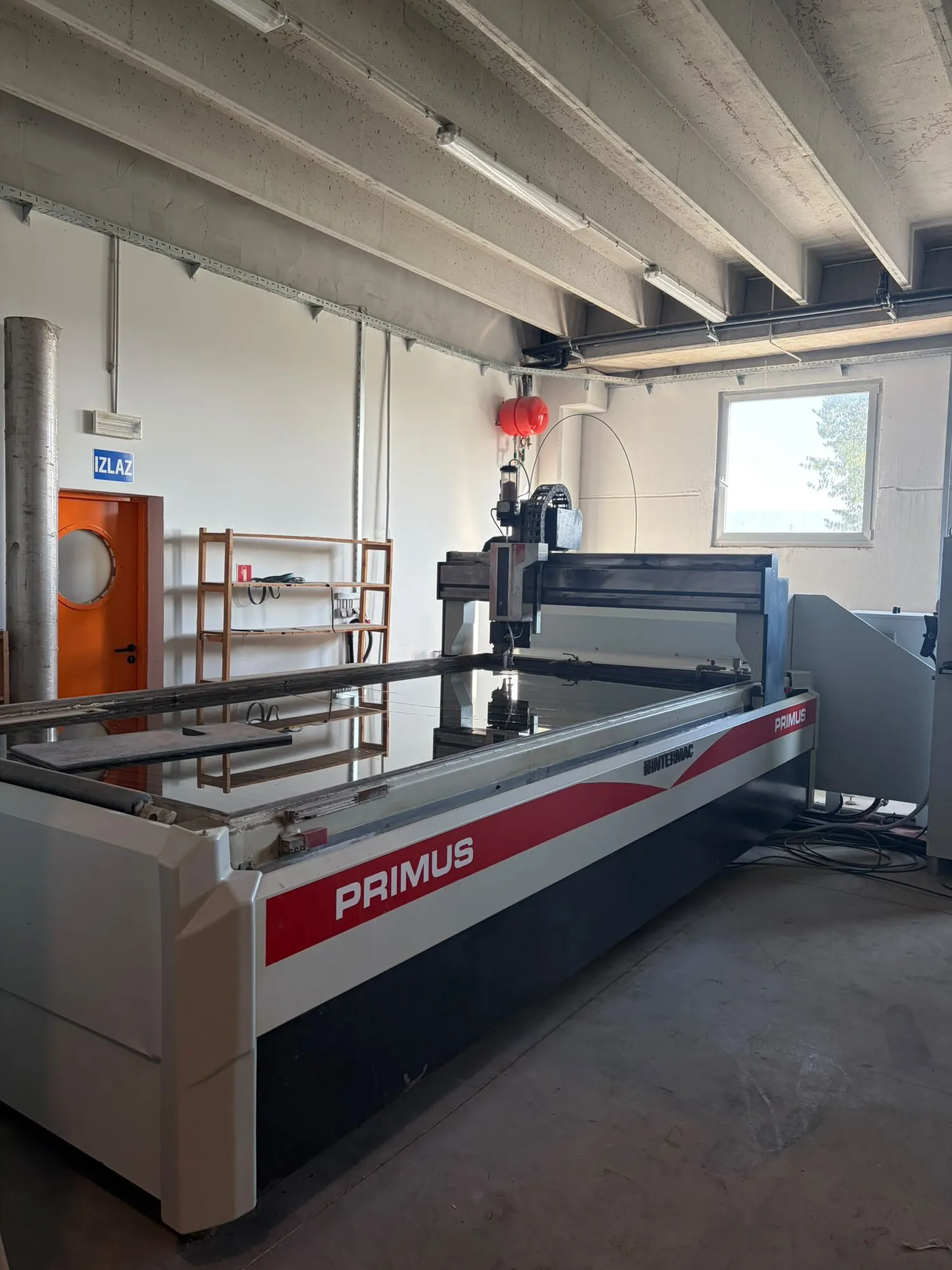 CNC stroj za rezanje vodenim mlazom Intermac Primus u radionici